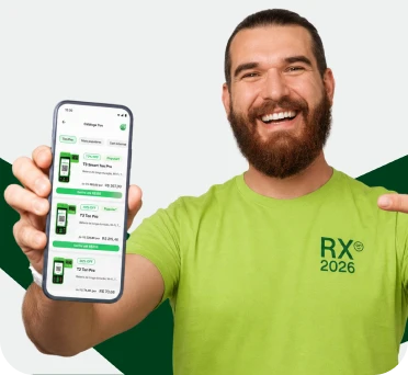Vendedora segurando um celular com o aplicativo Ton aberto