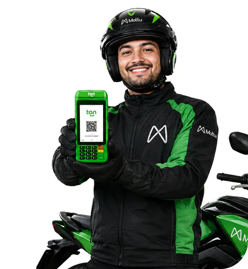 Entregador da Mottu sorrindo, exibindo a maquininha Ton em frente à sua moto